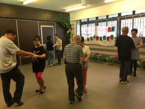 家長們兩夫婦跳舞情境，大家都很高興