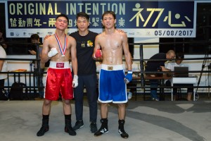 澳門拳舍總教練張偉向運動員頒獎