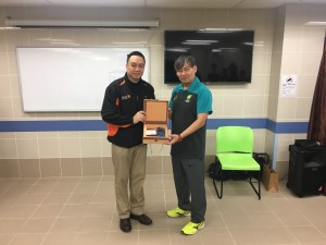 主辦單位互送紀念品