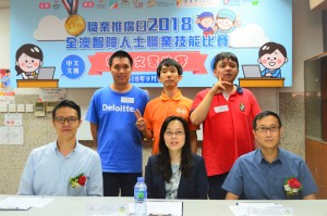 中文電腦文書比賽得獎者(左：亞軍冼其昌、中：冠軍：潘佰揚、右：季軍：謝鏵輝