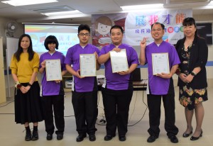 頒授畢業證明合照