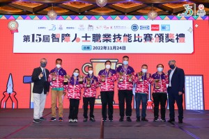 頒發汽車美容比賽公開組冠、亞、季