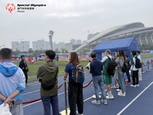 (3) 團員們現場觀看了足球隊員及教練大合照logo
