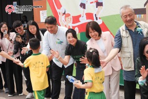 運動員進場擊掌